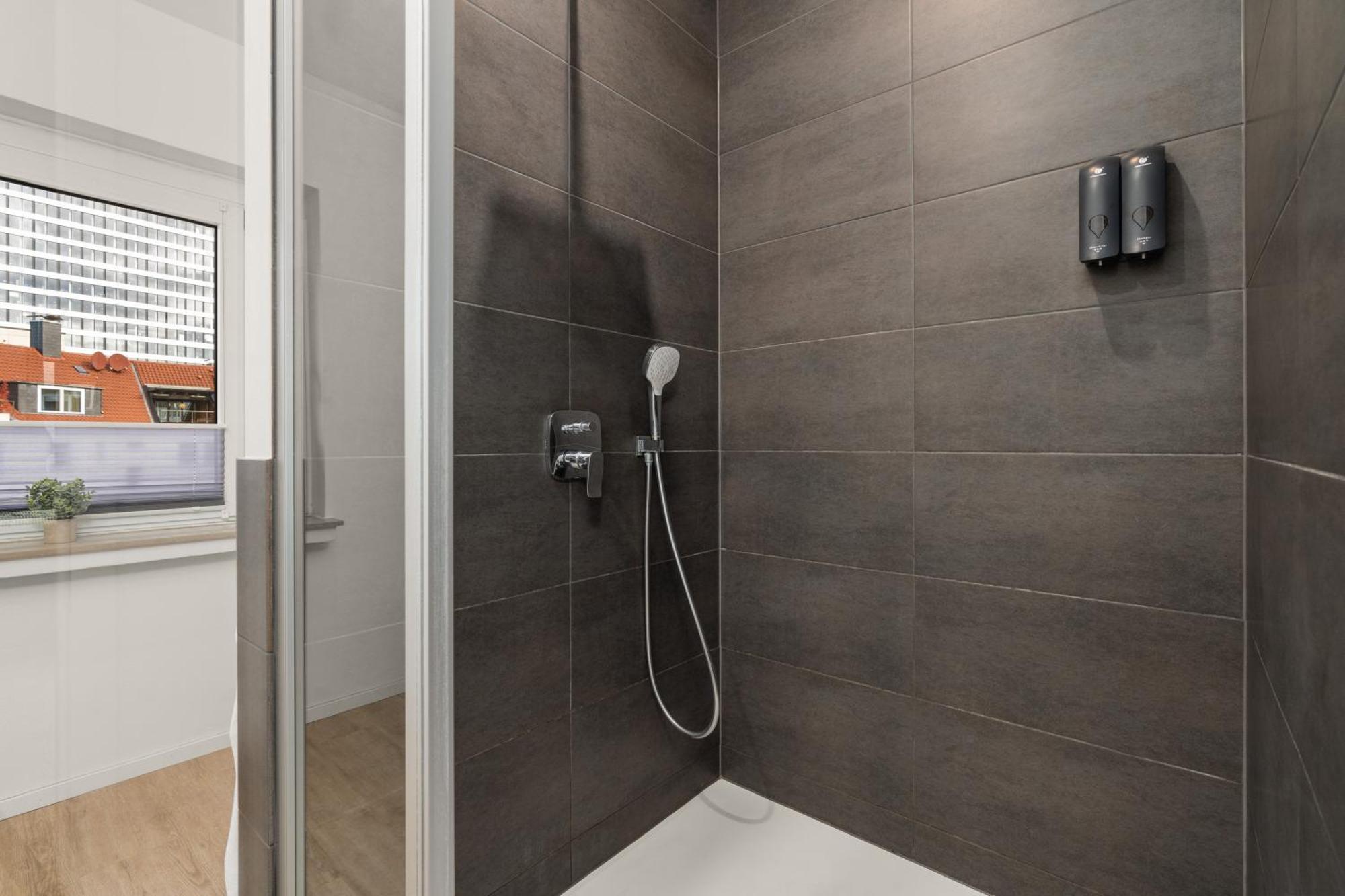 Homely-Apartment Manhattanart, Zentral, Parkplatz, Billard,Ps4, Dart, Balkon Bielefeld Ngoại thất bức ảnh