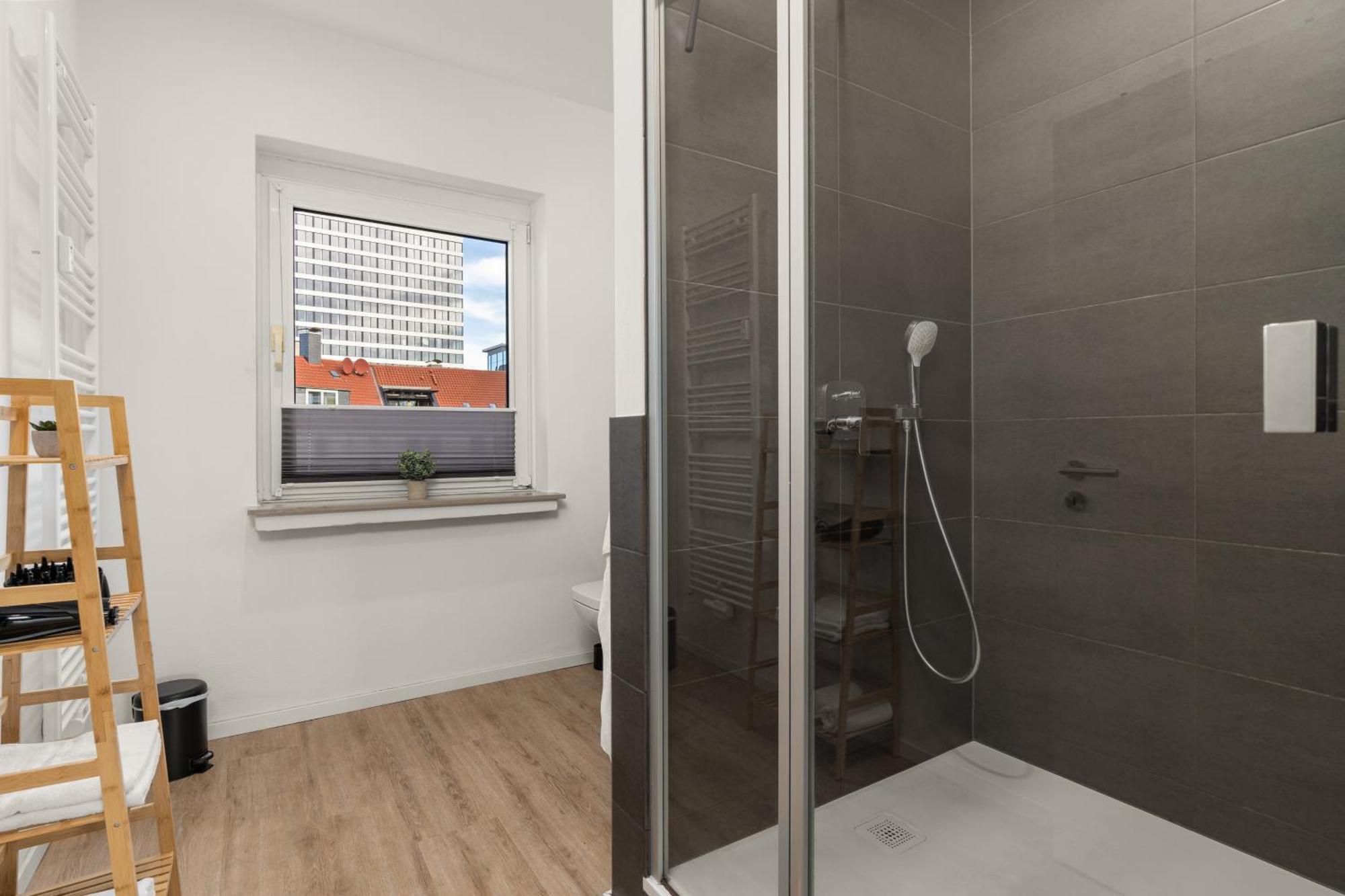 Homely-Apartment Manhattanart, Zentral, Parkplatz, Billard,Ps4, Dart, Balkon Bielefeld Ngoại thất bức ảnh